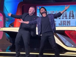 Heboh Shah Rukh Khan Ajak Wayne Rooney Pose Ikonik di Final Piala Dunia 2022