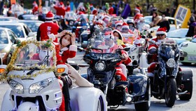 FOTO: Sinterklas Naik Harley-Davidson di Tokyo