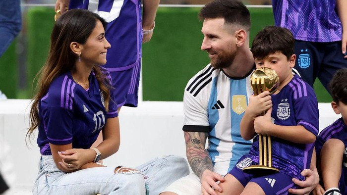 LUSAIL CITY, QATAR - DECEMBER 18: Lionel Messi of Argentina with his wife Antonella Roccuzzo and their sons celebrate following the FIFA World Cup Qatar 2022 Final match between Argentina and France at Lusail Stadium on December 18, 2022 in Lusail City, Qatar. (Photo by Jean Catuffe/Getty Images)