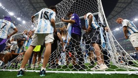 FOTO: Fans Argentina Bongkar Jaring Gawang Usai Final Piala Dunia 2022