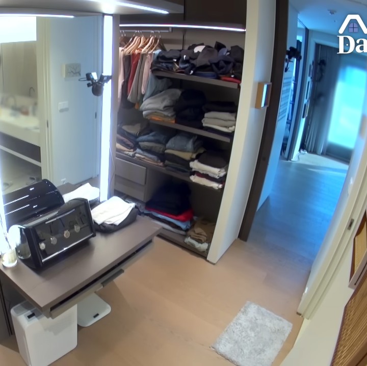 <p>Terdapat walk-in closet juga di rumah RM BTS untuk menyimpan koleksi jam tangan dan pakaiannya. Di kalangan ARMY (sebutan penggemar BTS), RM terkenal memiliki style ala cowok bumi, lho Bun. (Foto: YouTube/BANGTAN TV)</p>