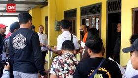 img-title VIDEO: Tersangka Peragakan 17 Adegan Saat Bunuh Keluarganya