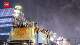 VIDEO: Tim Argentina Sapa Fans di Luar Stadion