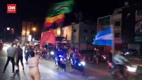 VIDEO: Ugal-ugalan, Polisi Bubarkan Konvoi Pendukung Argentina
