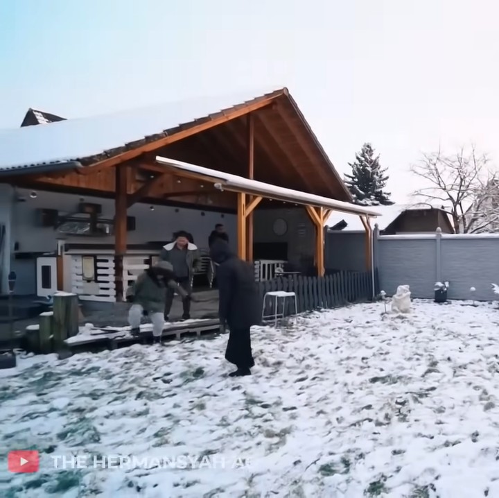 <p>Tidak hanya pekarangan depannya yang luas, halaman belakang rumah 'calon besan' Anang dan Ashanty ini pun lebih luas, Bun. Terdapat kabin kecil untuk tempat bersantai, lho. (Foto: YouTube/THE HERMANSYAH A6)</p>