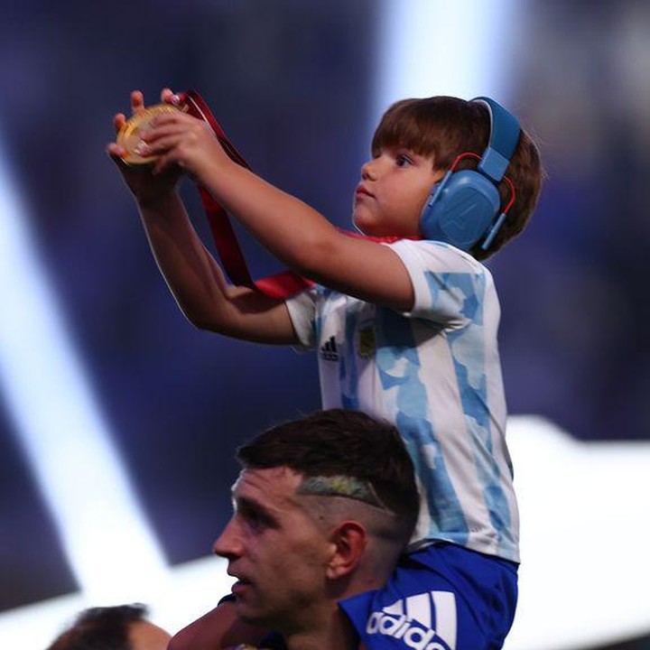 <p>Tak kalah seru, Emi Martinez juga merayakan kemenangan Timnas Argentina bersama putranya, Santi Emiliano Martínez. Ia merupakan anak dari pernikahan Emi dan teman masa kecilnya, Mandinha Martinez. (Foto: Instagram @fifaworldcup)</p>