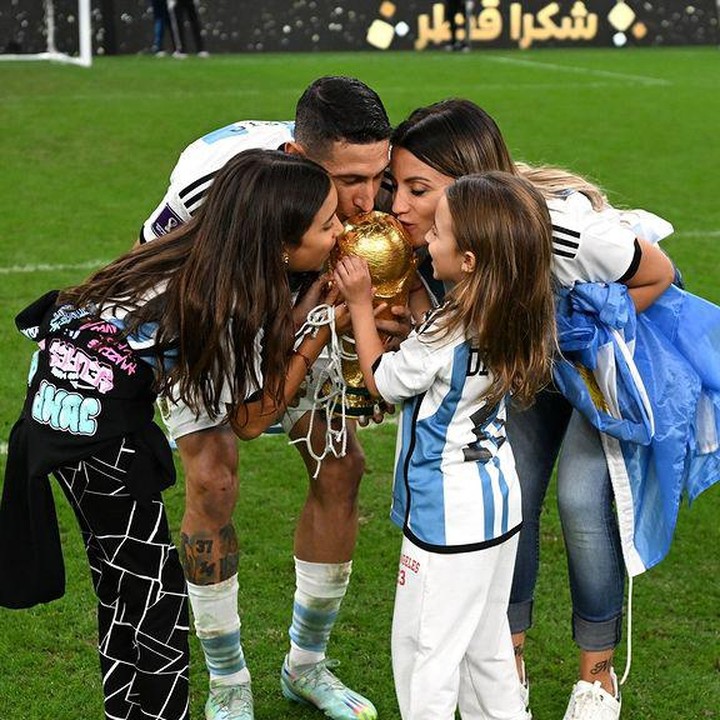 <p>Seperti putra Messi, keluarga Ángel Di María juga mencium piala kebanggaan Timnas Argentina. Ángel Di María ditemani dengan sang istri, Jorgelina Cardoso berserta kedua putrinya yaitu Mia dan Pia. (Foto: Instagram @fifaworldcup)</p>