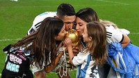 <p>Seperti putra Messi, keluarga Ángel Di María juga mencium piala kebanggaan Timnas Argentina. Ángel Di María ditemani dengan sang istri, Jorgelina Cardoso berserta kedua putrinya yaitu Mia dan Pia. (Foto: Instagram @fifaworldcup)</p>