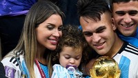 <p>Sementara itu, Lautaro Javier Martinez berbagi kehangatan dengan Agustina Gandolfo dan putri mereka, Nina Martinez. So sweet ya, Bunda. (Foto: Instagram @fifaworldcup)</p>
