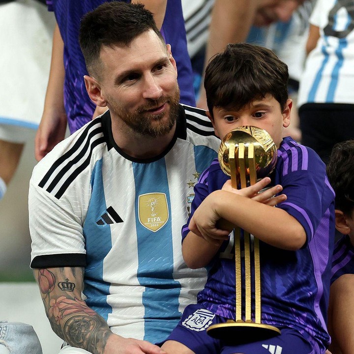 <p>Putra Lionel Messi tak henti mencium piala yang berhasil diraih oleh sang ayah pada babak final. Di pertandingan itu, istri Messi yaitu Antonela Roccuzzo hadir bersama ketiga anak mereka, Mateo, Thiago, dan Ciro. (Foto: Instagram @fifaworldcup)</p>