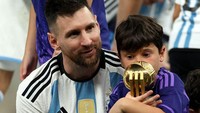 <p>Putra Lionel Messi tak henti mencium piala yang berhasil diraih oleh sang ayah pada babak final. Di pertandingan itu, istri Messi yaitu Antonela Roccuzzo hadir bersama ketiga anak mereka, Mateo, Thiago, dan Ciro. (Foto: Instagram @fifaworldcup)</p>