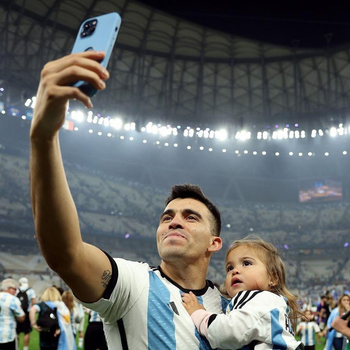 <p>Kebahagiaan juga dirasakan oleh Marcos Acuña. Ia mengabadikan momen kemenangan Argentina dengan mengajak putri bungsunya melakukan selfie, Bunda. Marcos diketahui telah memiliki dua orang putri dan seorang putra dari pernikahannya dengan Julia Silvia. (Foto: Instagram @fifaworldcup)</p>
