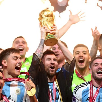 img-title Fakta Menarik Trofi Piala Dunia, Trofi Termahal di Dunia Sepak Bola dan Messi cs Membawa Pulang Versi Replika