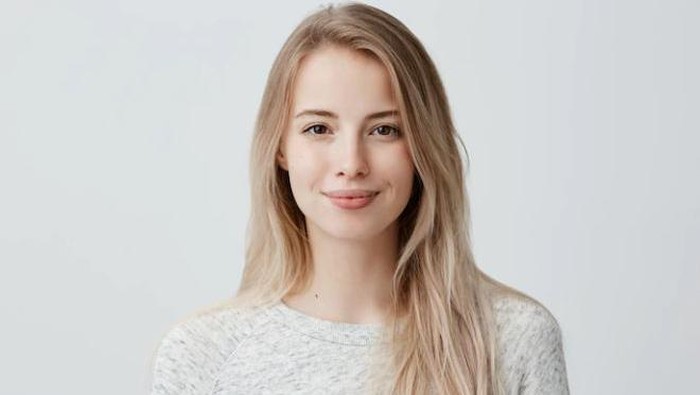 Wajah tirus/ foto: Freepik/ cookie_studio