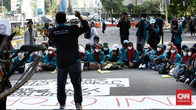 Ribuan personel dikerahkan untuk mengamankan aksi demo yang digelar oleh Badan Eksekutif Mahasiswa Seluruh Indonesia (BEM SI) di depan Gedung DPR, Kamis (30/3).