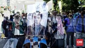 FOTO: Demo di Patung Kuda Mahasiswa Bawa Delman hingga Keranda