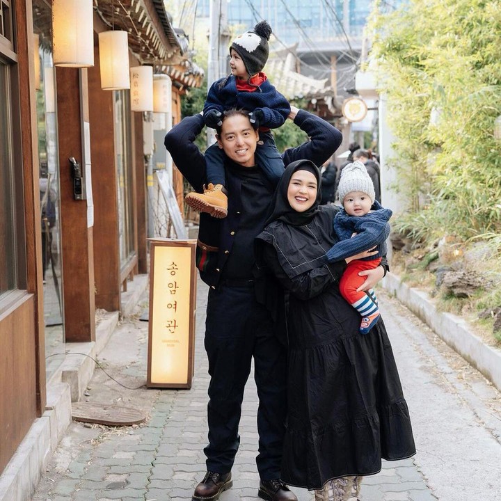<p>Keceriaan juga dirasakan oleh kedua anak mereka, yaitu Shaquille Kaili Danuarta dan Jourell Kenzie Danuarta. Mereka tampak sangat bersemangat ketika berlibur. (Foto: Instagram @cutratumeyriska)</p>