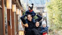 <p>Keceriaan juga dirasakan oleh kedua anak mereka, yaitu Shaquille Kaili Danuarta dan Jourell Kenzie Danuarta. Mereka tampak sangat bersemangat ketika berlibur. (Foto: Instagram @cutratumeyriska)</p>