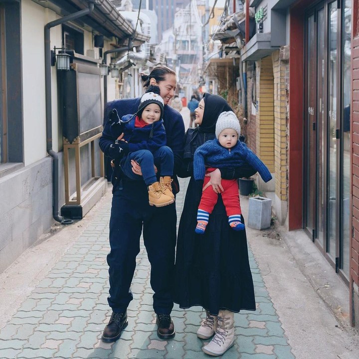 <p>Pasangan yang menikah pada 17 Agustus 2019 ini memilih Korea Selatan sebagai destinasi wisata mereka bersama anak-anak. (Foto: Instagram @cutratumeyriska)</p>