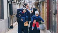 <p>Pasangan yang menikah pada 17 Agustus 2019 ini memilih Korea Selatan sebagai destinasi wisata mereka bersama anak-anak. (Foto: Instagram @cutratumeyriska)</p>