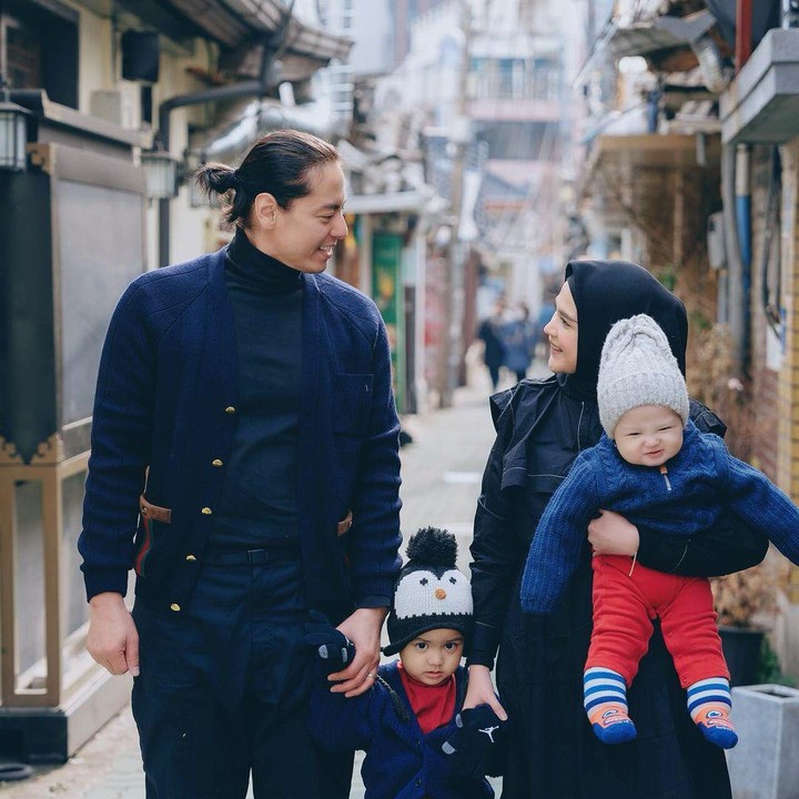 <p>Roger dan Cut Meyriska tampak sangat menikmati momen liburan bersama kedua anak mereka. Pasangan ini tak lupa mengabadikan potret dengan berpose bak adegan drama Korea ketika mampir ke Ikseon-Dong. (Foto: Instagram @cutratumeyriska)</p>