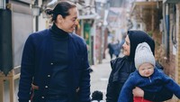 <p>Roger dan Cut Meyriska tampak sangat menikmati momen liburan bersama kedua anak mereka. Pasangan ini tak lupa mengabadikan potret dengan berpose bak adegan drama Korea ketika mampir ke Ikseon-Dong. (Foto: Instagram @cutratumeyriska)</p>