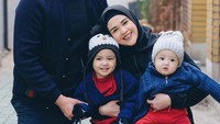 <p>Pasangan artis Cut Meyriska dan Roger Danuarta liburan keluarga di akhir tahun, nih. (Foto: Instagram @cutratumeyriska)</p>
