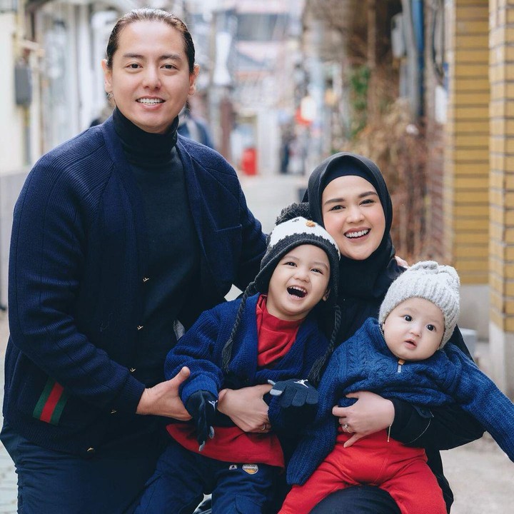 <p>Cut Meyriska dan Roger Danuarta mengajak kedua anak mereka pelesir ke luar negeri, Bunda. (Foto: Instagram @cutratumeyriska)</p>