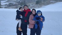 <p>Keluarga Roger dan Cut Meyriska juga merasakan sensasi liburan musim dingin saat berkunjung ke Phoenix Snow Park di Pyeongchang-gun. (Foto: Instagram @cutratumeyriska)</p>