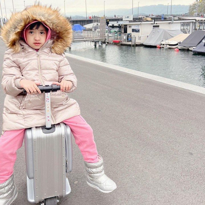 <p>Melalui media sosial, potret Khadijah selalu menarik perhatian karena terlihat imut dan menggemaskan nih, Bunda. (Foto: Instagram @okisetianadewi)<br /><br /><br /></p>