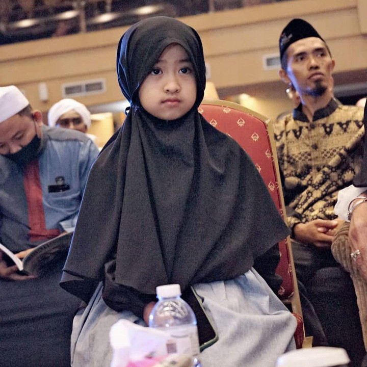 <p>Kali ini, kita membahas soal Khadeejah Faatimah Abdulullah atau yang akrab disapa Khadijah yang mencuri perhatian.  (Foto: Instagram @okisetianadewi)<br /><br /><br /></p>