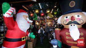 FOTO: Berburu Hiasan Natal di Pasar Asemka