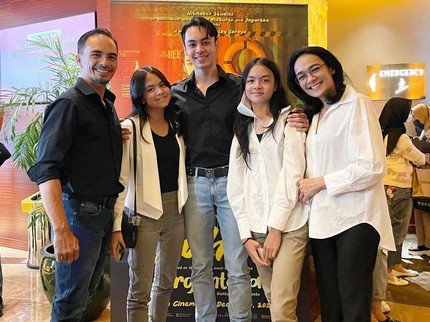Potret Attar Syach & Ananda Lontoh Hadiri Gala Premier Film Dibintangi Sang Putra