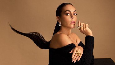 img-title Hadiah Jam Berlian Mewah Ronaldo untuk Pacar Dinilai Mirip Jam Mainan