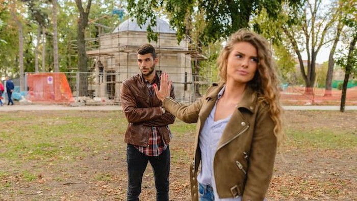 Pertanda Red Flag, Kamu Perlu Tahu Kalau 5 Hal Ini Tidak Bisa Ditoleransi dalam Hubungan!