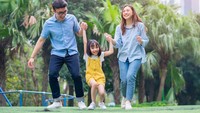 Terpopuler: 13 Karakter Anak Tunggal - Potret Mesra Abimana Aryasatya dan Istri