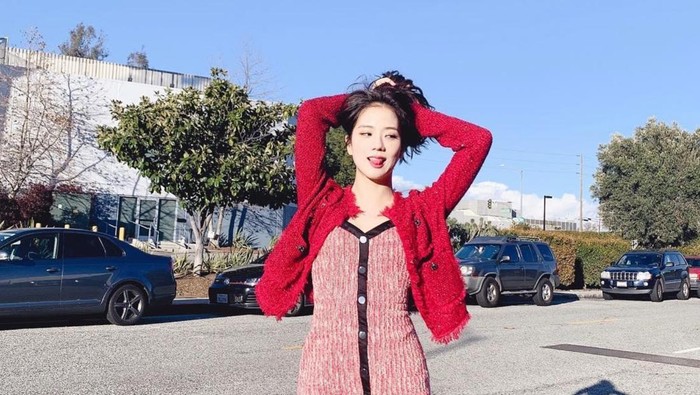 5 Ide Outfit Liburan Ala Jisoo BLACKPINK, Chic dan Fashionable!