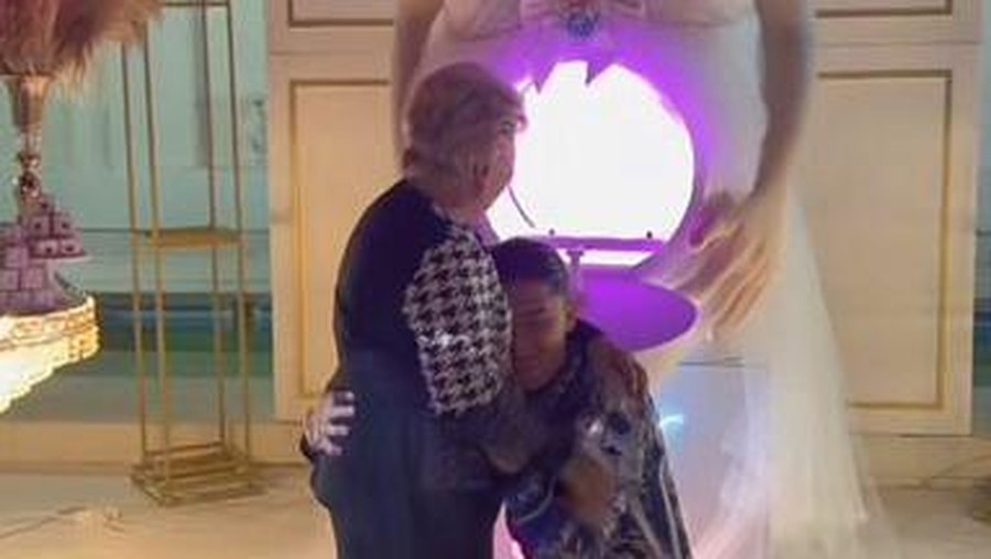 Kisah cinta pasangan beda usia, nenek 76 tahun menikah dengan pria usia 19 tahun viral di media sosial. Kisah cinta pasangan beda usia, nenek 76 tahun menikah dengan pria usia 19 tahun viral di media sosial.