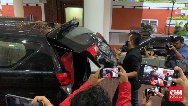 KPK menggeledah Kantor DPRD Jawa Timur (Jatim), di Surabaya, Selasa (20/12), dan membawa enam koper yang diduga barang bukti kasus OTT Wakil DPRD Jatim.