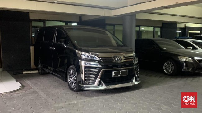 Penyidik KPK langsung memeriksa isi mobil mewah berwarna hitam dengan nomor polisi L 9 milik Wakil Ketua DPRD Jatim Sahat Tua Simanjuntak.