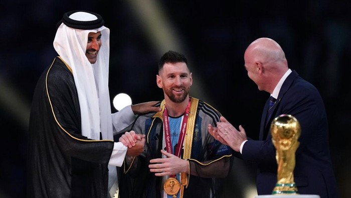 Lionel Messi Kenakan Jubah 'Spesial' Arab di Penutupan Piala Dunia 2022, Tuai Pro dan Kontra dari Netizen! Ada Apa?