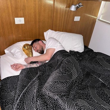 Bukan Istri, Sosok Ini Ada di Kamar saat Messi Tidur Sambil Keloni Piala Dunia