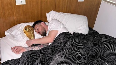 img-title Bukan Istri, Sosok Ini Ada di Kamar saat Messi Tidur Sambil Keloni Piala Dunia