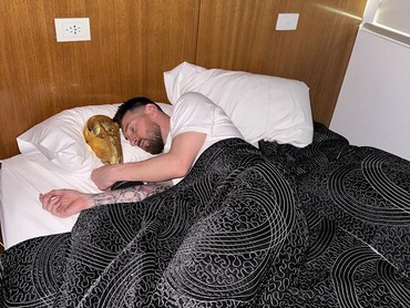 Bukan Istri, Sosok Ini Ada di Kamar saat Messi Tidur Sambil Keloni Piala Dunia