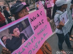 Massa Antikorupsi Demo Kejari Blitar Sambil Bentangkan Foto Ferdy Sambo