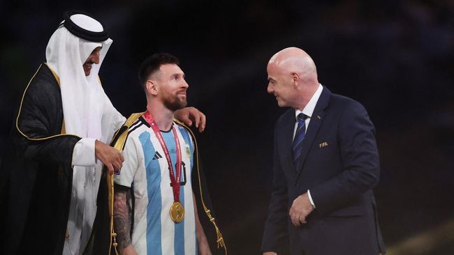 The legendary Argentine coach reveals the difference between Messi and Maradona