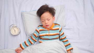 CARA MENGATASI ANAK BERKERINGAT SAAT TIDUR