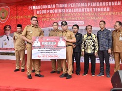 Gubernur Kalteng Serahkan BLT-BBM Tahap 2 ke Warga di Wilayah Barat
