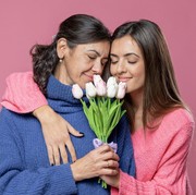 7 Tradisi Unik Rayakan Hari Ibu di Berbagai Negara, Mulai dari Beri Bunga hingga Kunjungi Makam