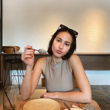 Potong Rambut Pendek, Pevita Pearce Donasi untuk Pasien Kanker